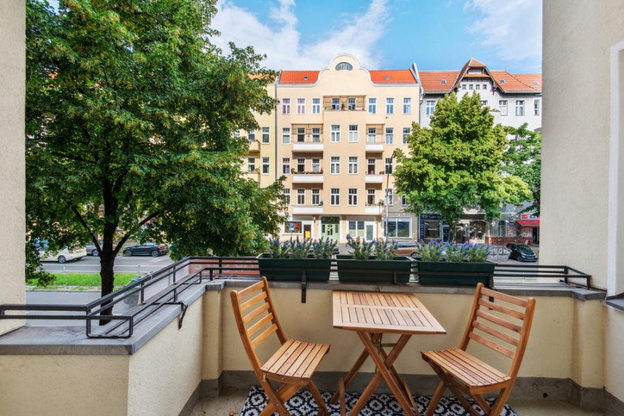 Ideal family home! Ready to move 5-room Altbau apartment with balcony in heart of Charlottenburg - Bild